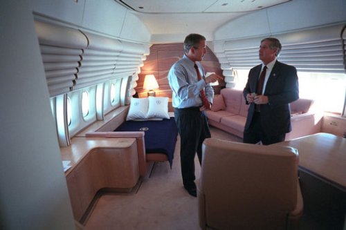 Fakta Tentang Air Force One, Pesawat Presiden Amerika President_george_w-_bush_confers_with_white_house_chief_of_staff_andrew_card_aboard_air_force